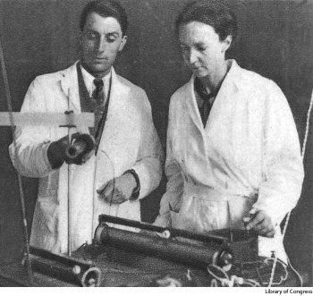 JOLIOT CURIE Irene et frederic.JPG