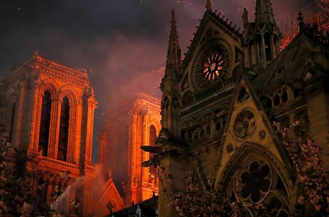 Les-pompiers-annoncent-que-la-structure-de-Notre-Dame-de-Paris-est-sauvee.jpg