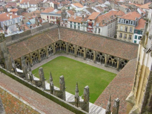 BAYONNE CATHEDRALE CLOITRE.jpg