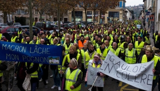 1173130-manifestation-des-gilets-jaunes-a-la-tour-du-pin-38.jpg