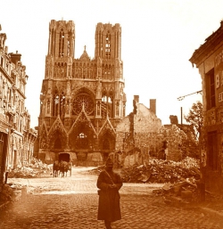 a3_cathedrale_de_Reims_apres_un_bombardement.jpg