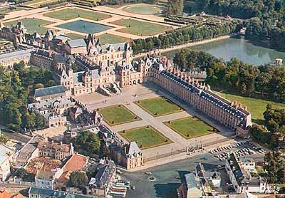 FONTAINEBLEAU COUR DU CHEVAL BLANC.jpg