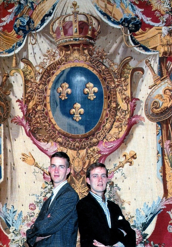 n-1990-au-musee-de-la-legion-d-honneur-devant-une-tapisserie-aux-grandes-armes-de-france-le-prince-jean-duc-de-vendome-et-le-prince-eudes-duc-d-angouleme.jpg