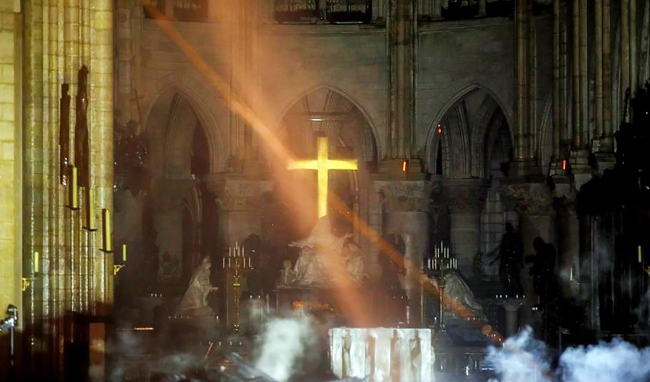 incendie-a-notre-dame-de-paris-les-premieres-images-impressionnantes-de-l-interieur-de-la-cathedrale.jpg