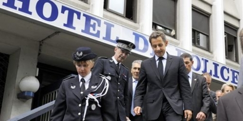 sarkozy-quitte-l-hotel-de police de grenoble apres une rencontre avec les policiers locaux 2010.jpg