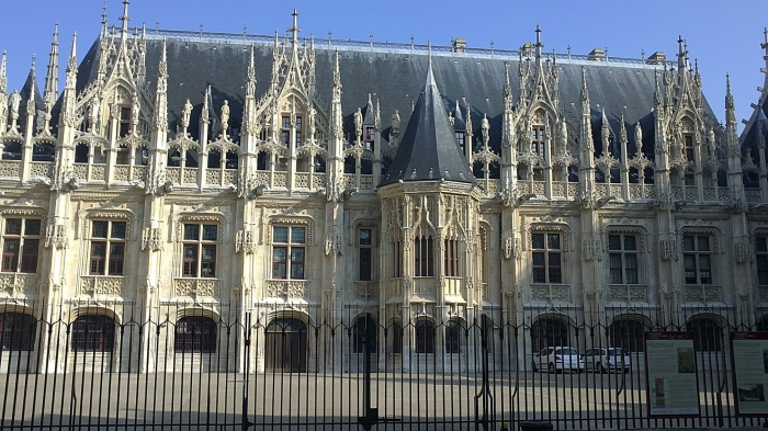 Cour_du_Palais_de_Justice_de_ROUEN,_façade.jpg