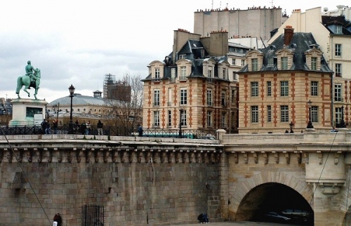 HENRI IV DAUPHINE STATUE PONT NEUF.jpg