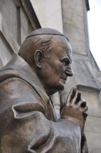 jean paul II statue paris.jpg