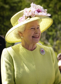 Elizabeth_II_greets_NASA_GSFC_employees,_May_8,_2007_edit.jpg