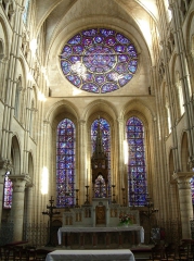 800px-Autel_vitraux_cathédrale_Laon_1.jpg