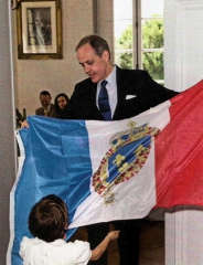 Le-prince-Jean-de-France-avec-le-drapeau-concu-par-La-couronne.jpg