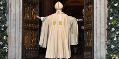 Le-pape-Francois-inaugure-le-debut-de-l-Annee-sainte (1).jpg