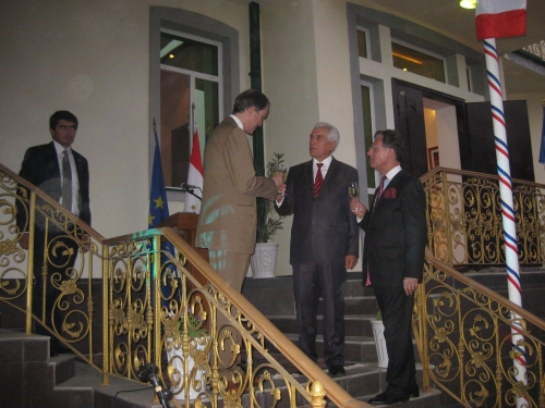 IMG_2669 Toast porté aux bonnes relations franco-tadjik avec notre ambassadeur et le ministre tadjik .JPG