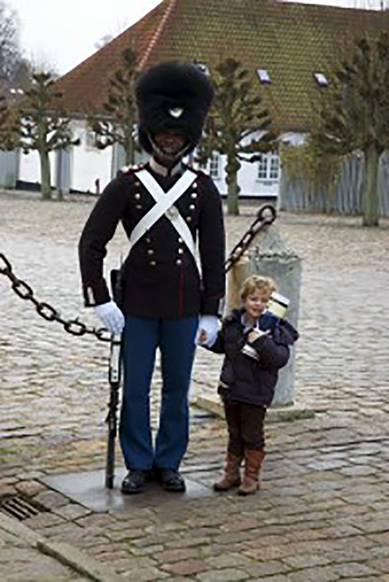 Prince-Gaston-et-un-Life-Guard-200x300.jpg