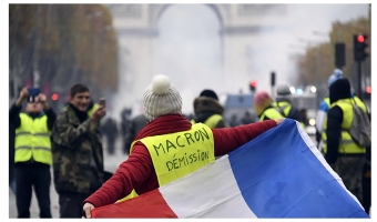 ob_d92ffa_gilet-jaune-macron-demission.jpg