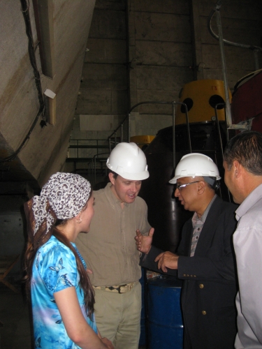 PJ TADJI 2011 Dans la salle des turbines du barrage electrique de Khorog.JPG