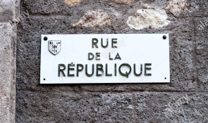 une-plaque-de-nom-de-rue-en-francais-pour-rue-de-la-republique-byb67h.jpg