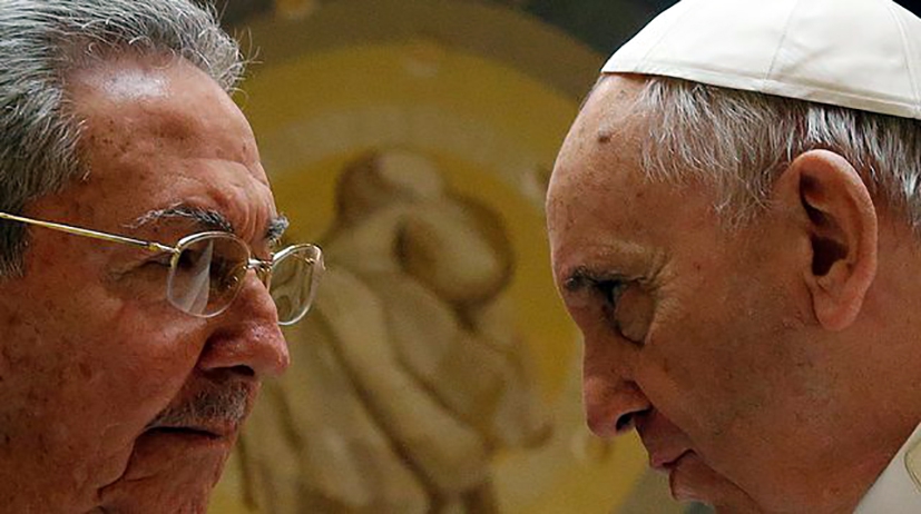 le-president-cubain-raul-castro-et-le-pape-francois-lors-de-leur-audience-privee-au-vatican-le-10-mai-2015_5335627.jpg