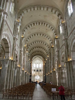 250px-Vezelay-Basilique-Nef.jpg