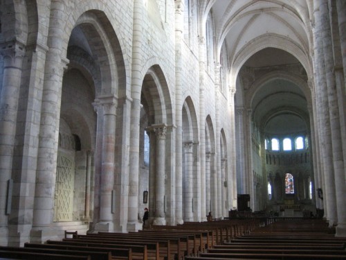 800px-Abbaye_Saint_Benoit_sur_Loire_int%C3%A9rieur.jpg