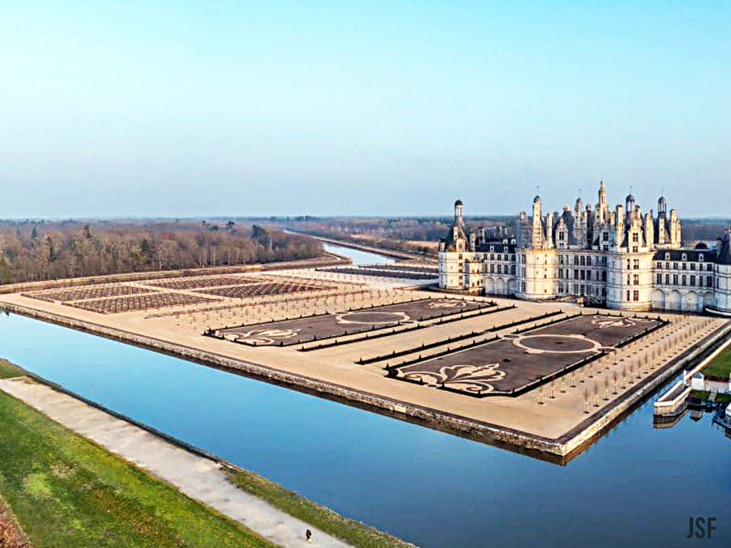 Athos79 presente les ephemerides du JSF du 1er avril Jardins-chambord-dronecontrast-09.02.17_paysage-1200x675-2-1024x768