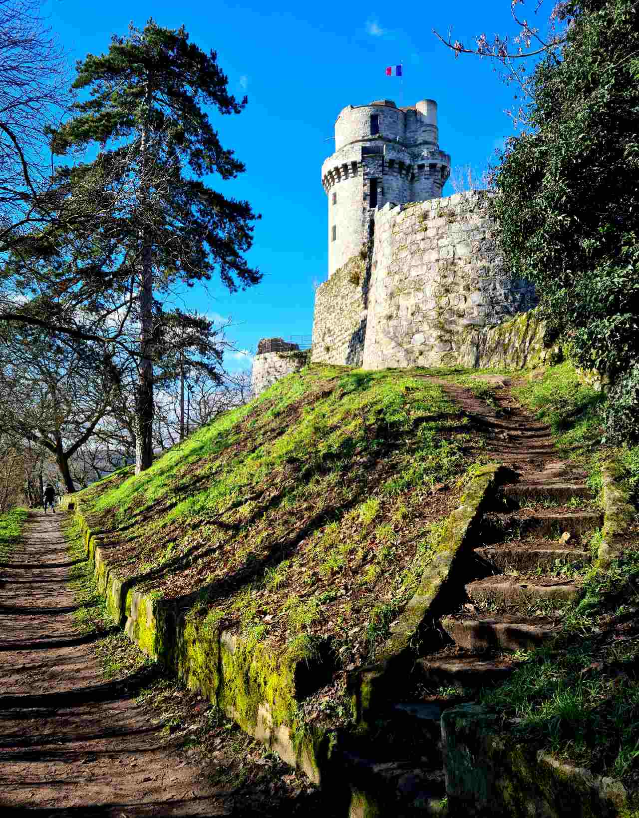 Les ephemerdes du JSF. du 03 aout  par Athos79 03.07.202-le-donjon-de-Montlhery