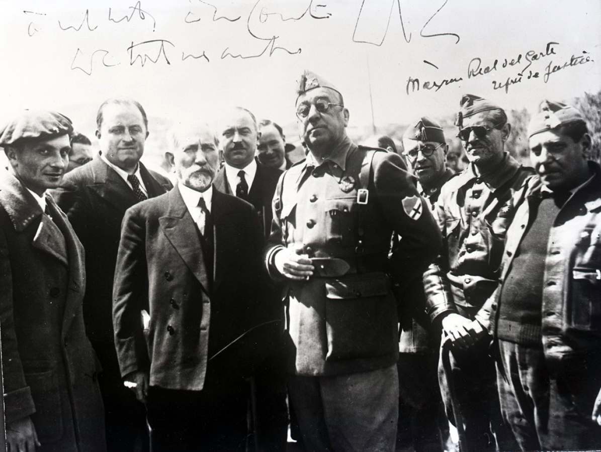 ATHOS 79 presente le JSF et ses ephemerides du 09 de mai- A-Balaguer-le-general-Moscardo-et-ses-invites-assistent-au-defile-des-troupes-le-5-mai-1938