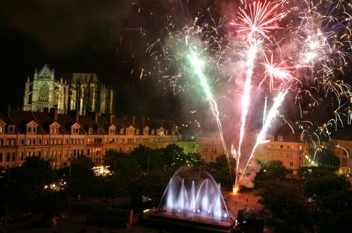 Spectacle pyrotechnique, sur fond de cathédrale