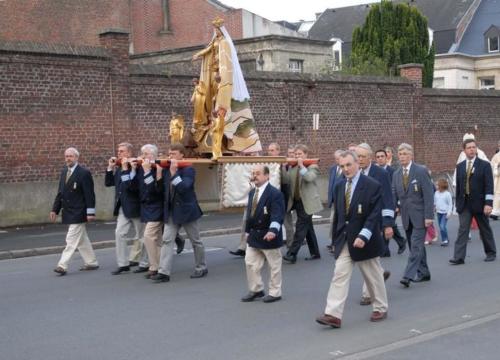 Les "Royés" portant leur statue...