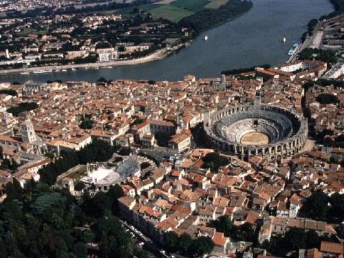 6 : En Arles, les Fêtes Mistraliennes...