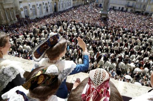 Du balcon de la Mairie, la Reine salue son peuple