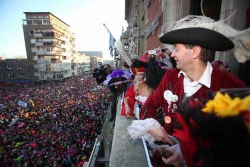 ...et où l'on jette des harengs à la foule !