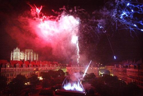 Spectacle pyrotechnique, sur fond de cathédrale