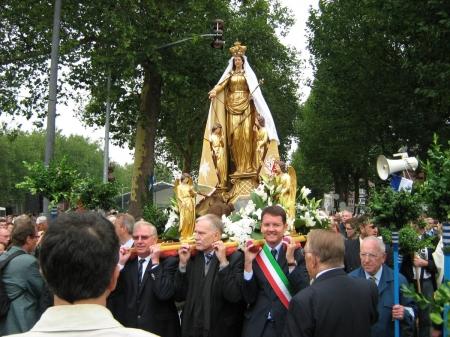 Des élus pour porter la statue...