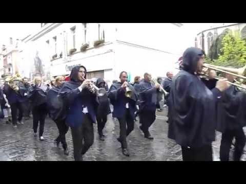 ...ou bien jouant, même sous la pluie...