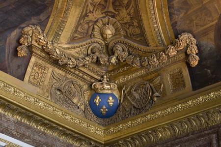 A Versailles (intérieur)...