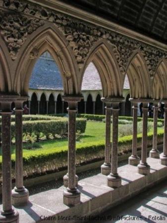 Et, au sommet, le cloître.