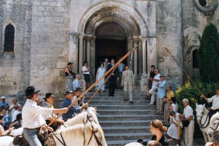 Sortie de messe, en direction du rassemblement