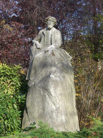 Touchant : la rue et la statue Alphonse Daudet...