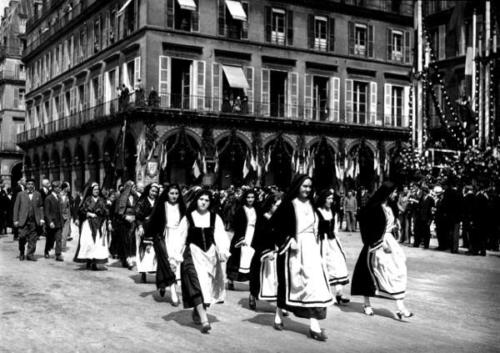 Cortège, 1934...